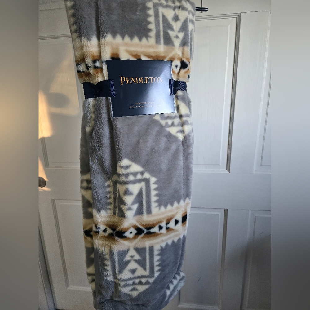 Pendleton Gray and Cream Geometric Blanket